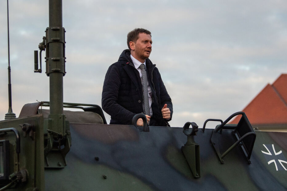 Auch einen Transportpanzer Fuchs sah sich der Ministerpräsident an.