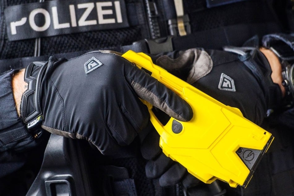 Die Polizeibeamten setzten ein Distanzelektroimpulsgerät oder auch Taser ein. (Symbolfoto)