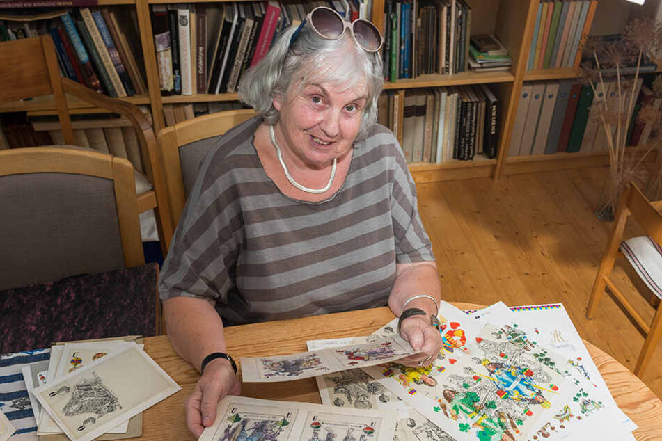 Sabine Meyer (74), Tochter des Künstlers, mit den Original-Zeichnungen des Skatspiels.