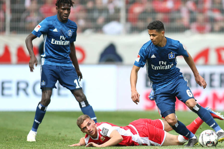 Douglas Santos (rechts) erkämpft sich einen Ball.