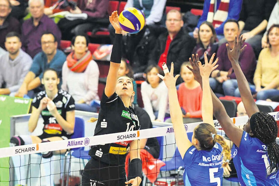 Nikola Radosova (links) greift gegen den Doppelblock der Stuttgarterinnen an. Die Slowakin punktete zwar im Angriff, zeigte aber vor allem im zweiten Satz Schwächen in der Annahme.