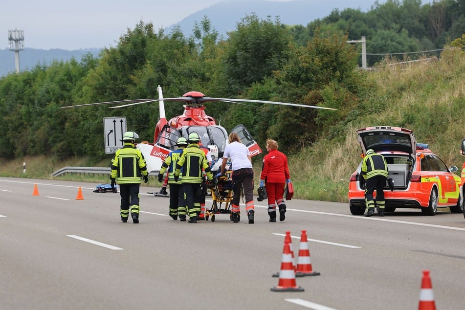 In dem Wagen wurde eine schwer verletzte Frau (76) eingeklemmt, die nach ihrer Rettung in ein Krankenhaus geflogen wurde.
