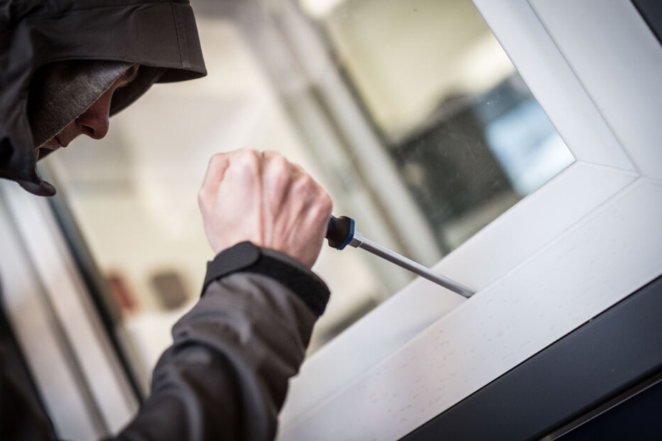 Ein Mann demonstriert in der Beratungsstelle, wie Einbrecher Fenster aufhebeln. (Symbolbild)
