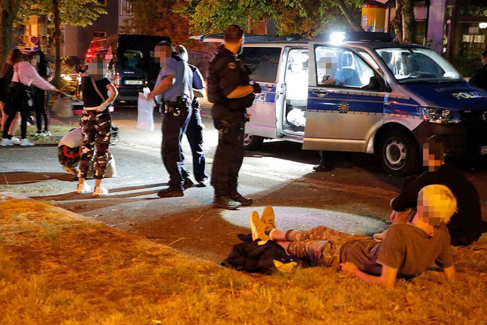 Die Jugendlichen wurden von der Polizei durchsucht.