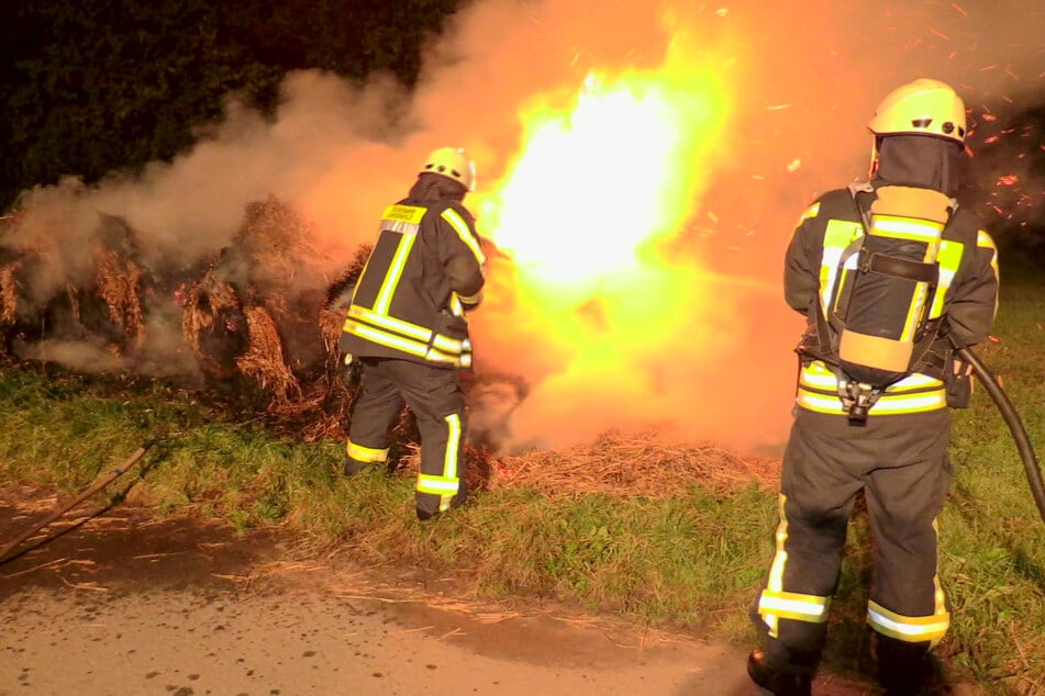 Die Einsatzkräfte der Feuerwehr konnten den Brand schnell unter Kontrolle bringen und die acht brennenden Strohballen löschen.