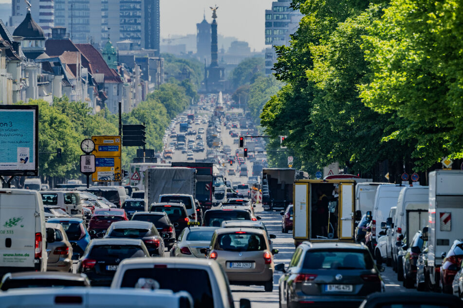 Straßenverkehr in Berlin: Autos, Lastwagen und Lieferfahrzeuge fahren auf dem Kaiserdamm in der Hauptstadt stadteinwärts.