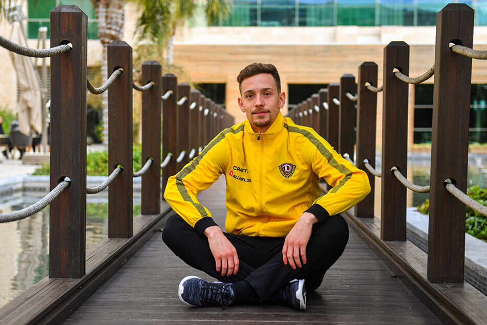 Jannik Müller entspannt auf einem Steg im Winter-Trainingslager in der Türkei. Seine Vertragsverlängerung bei Dynamo schien damals nur noch eine Frage der Zeit.