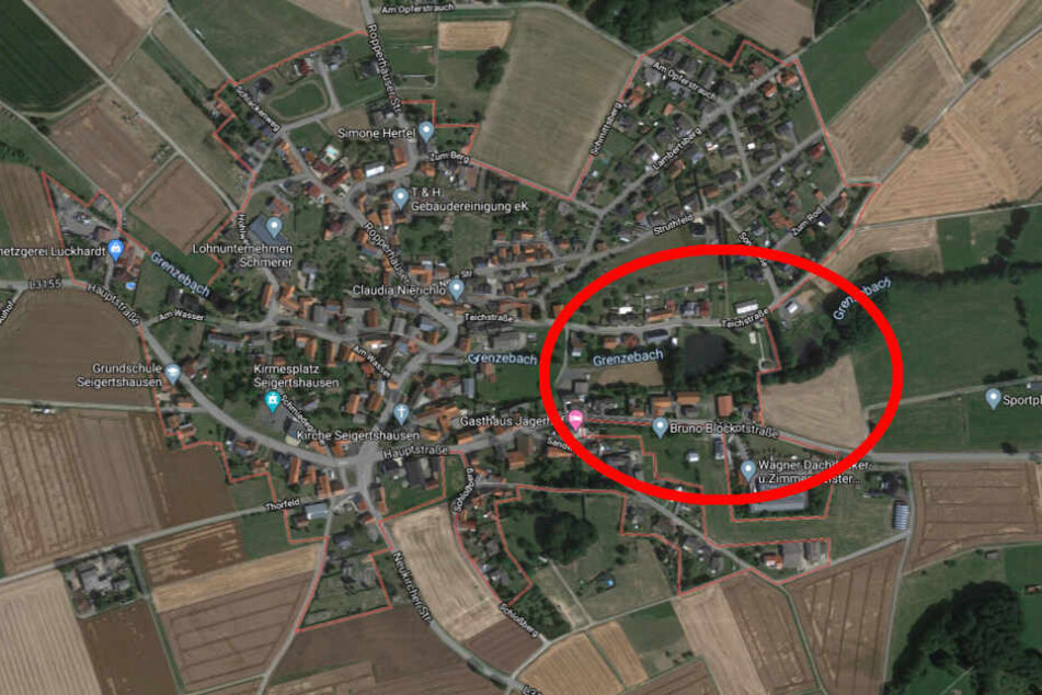 In diesem Teich im Neukircher Stadtteil Seigertshausen sind die drei Kinder ertrunken.