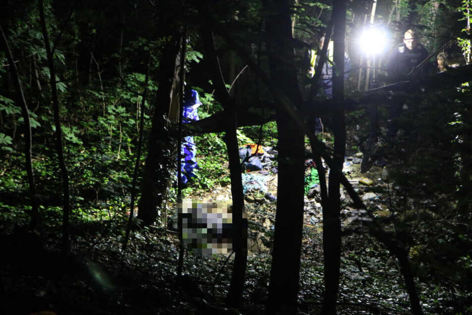 Einsatzkräfte leuchten den Bereich aus.