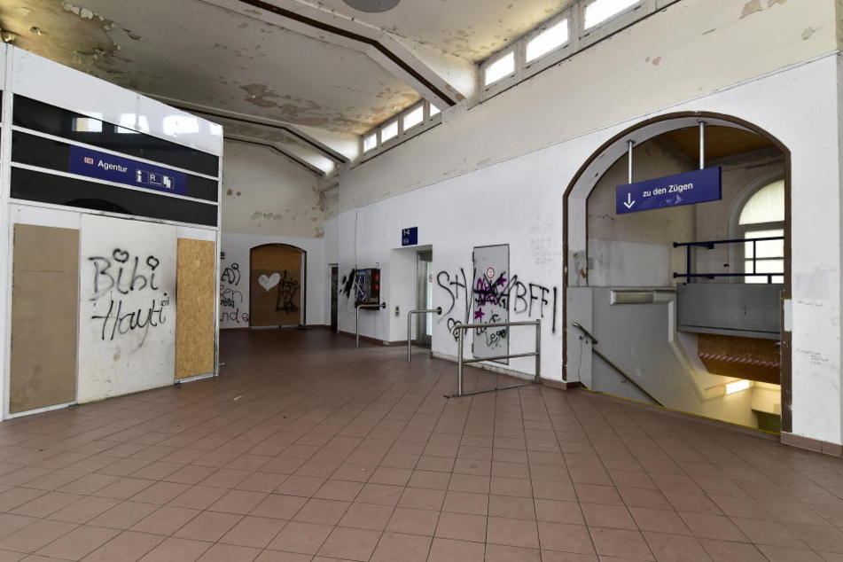 Die Eingangshalle ist übersät mit Schmiereien.