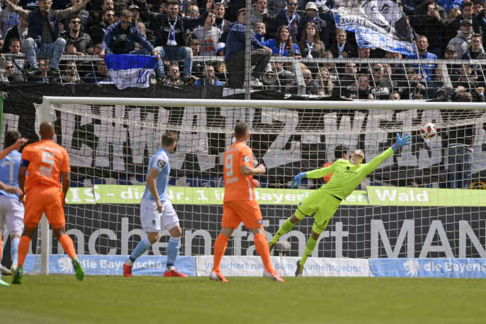 Nichts zu machen für Löwen-Keeper Hiller: Pisots Schuss segelt in den rechten Winkel.