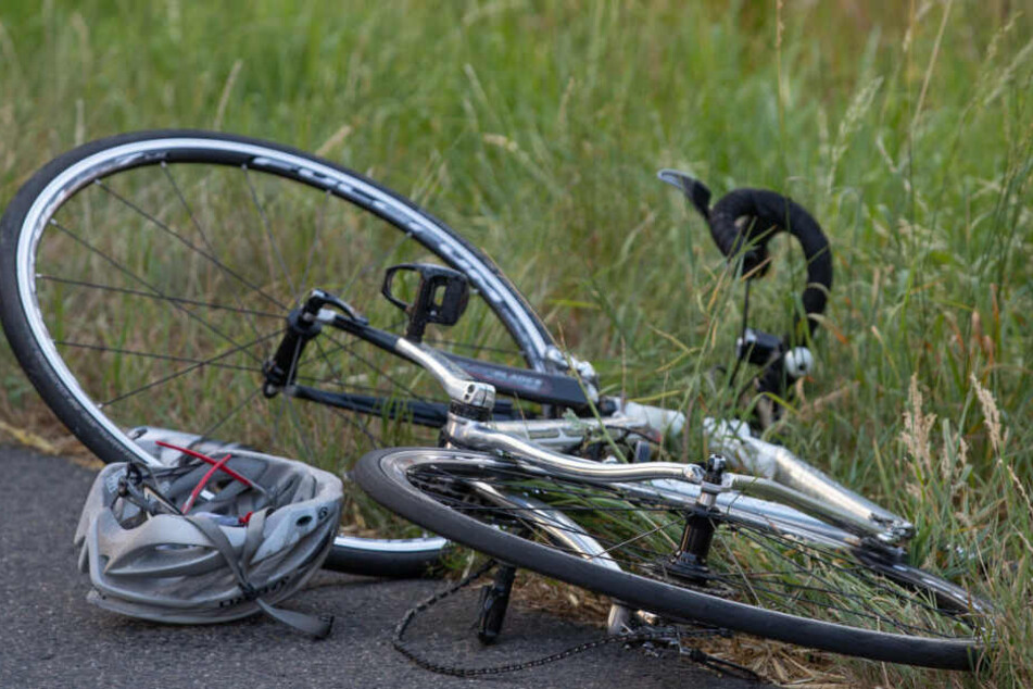 Das Fahrrad nach dem Unfall am Straßenrand.
