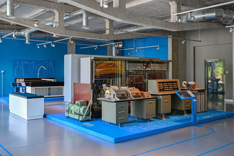 Blick in die ZCOM-Ausstellung, die einen Bogen schlägt über Computertechnik hin zu Gesellschaft und Kultur.