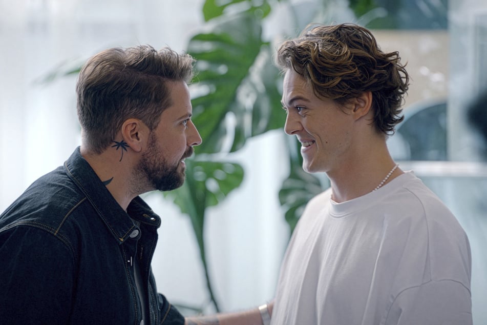 John (l.) will für seinen Sohn da sein.