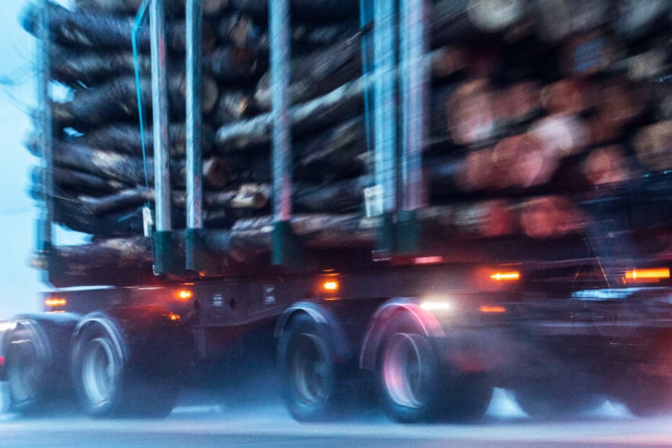 Die Autofahrerin ist in Niederbayern mit einem Holzlaster kollidiert. (Symbolbild)