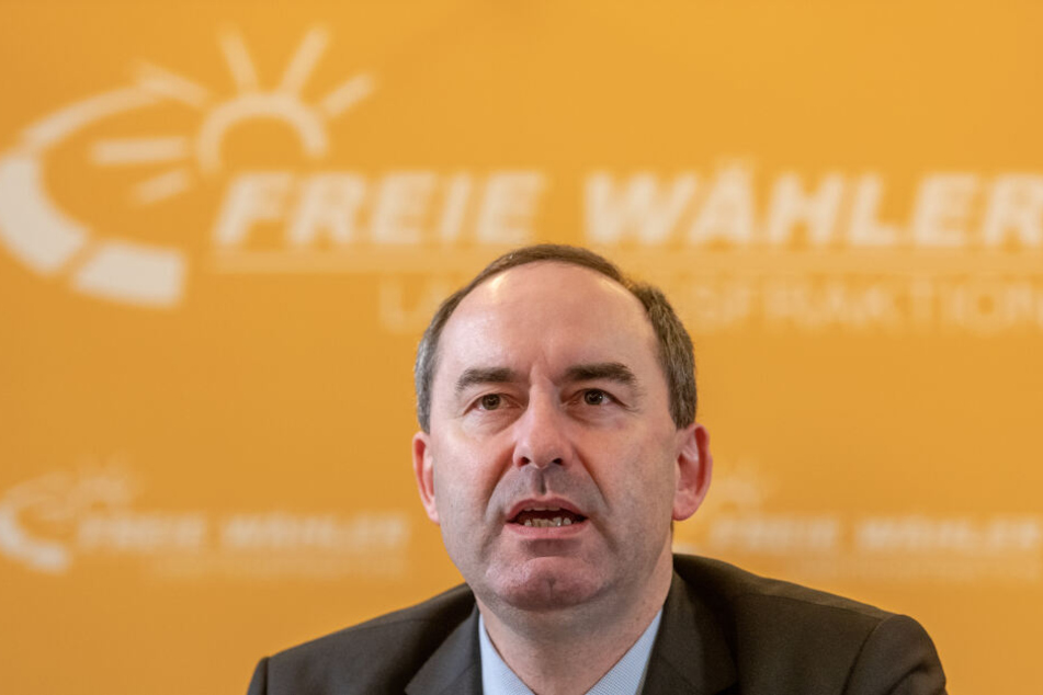 Hubert Aiwanger (Freie Wähler), stellvertretender Ministerpräsident von Bayern und Staatsminister für Wirtschaft, Landesentwicklung und Energie sucht nach Lösungen für Premium Aerotec.