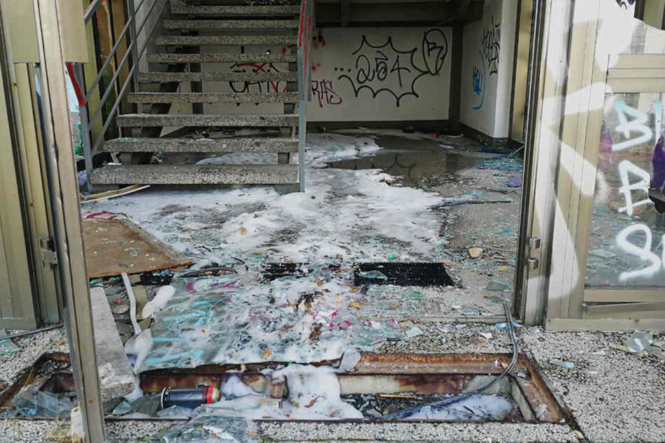 Der Rauch des in Flammen stehenden Gebäudes zog in großen Schwaden in Richtung Stötteritz ab.