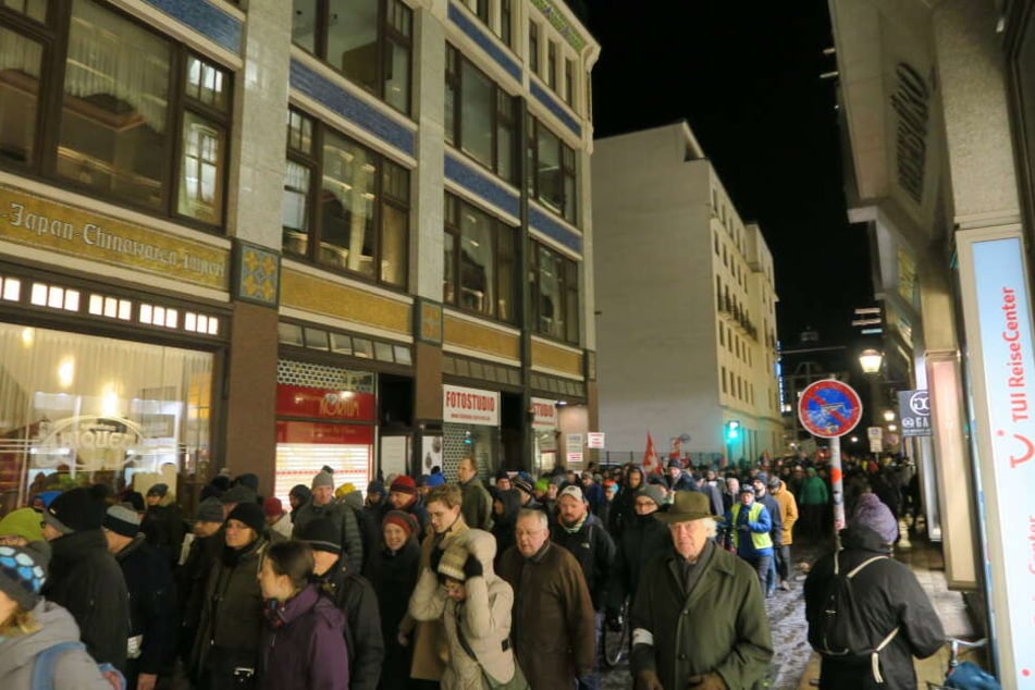 Vom Nikolaikirchhof ging es quer durch die gesamte Innenstadt. Mehr als 3000 Menschen sollen sich laut den Initiatoren der Demonstration angeschlossen haben.