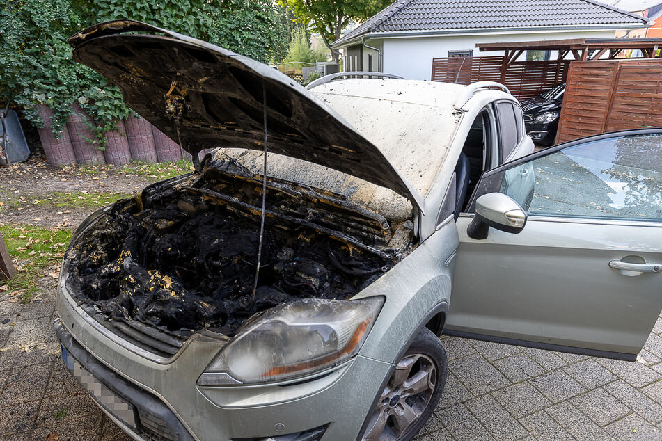 In Rodewisch (Vogtland) geriet am Mittwoch ein Ford in Brand. Der Motorraum fackelte komplett ab - Totalschaden!