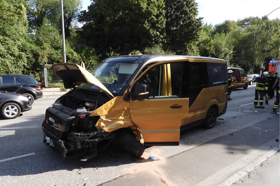 Der elektrische Kleinbus des Unternehmens "MOIA" wurde durch den Unfall stark beschädigt.
