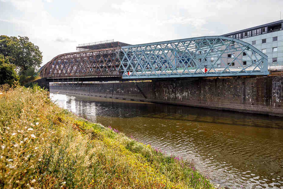 Bauarbeiter nehmen sich jetzt den zweiten Teil der Stahlfachwerkbrücke vor.