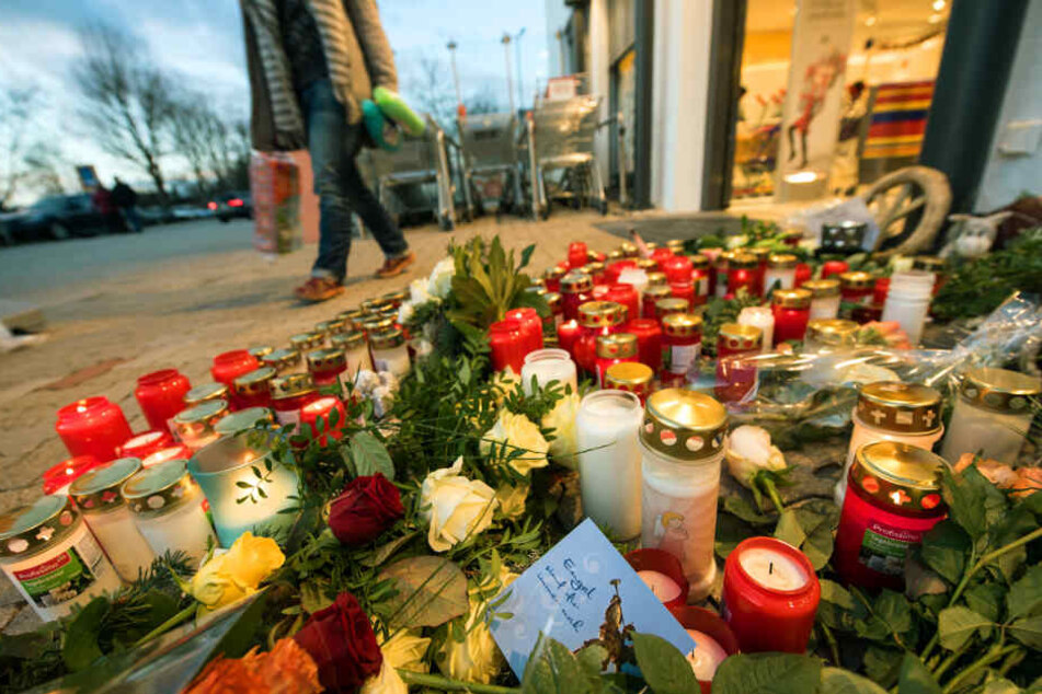 Nach der Tat im Dezember 2017: Blumenmeer vor dem dm in Kandel.