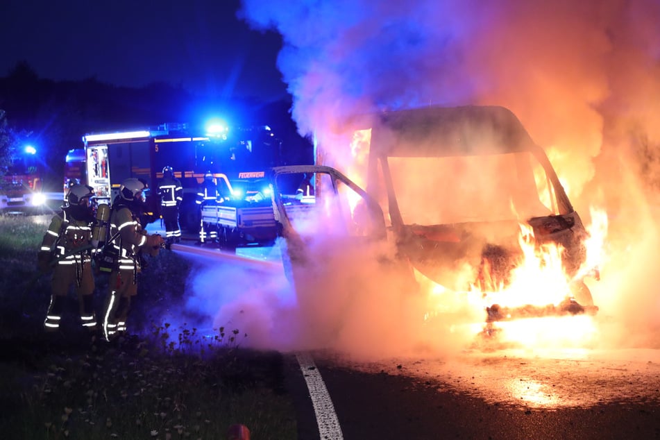 Unfall A17: Feuer auf der A17: Transporter steht in Vollbrand