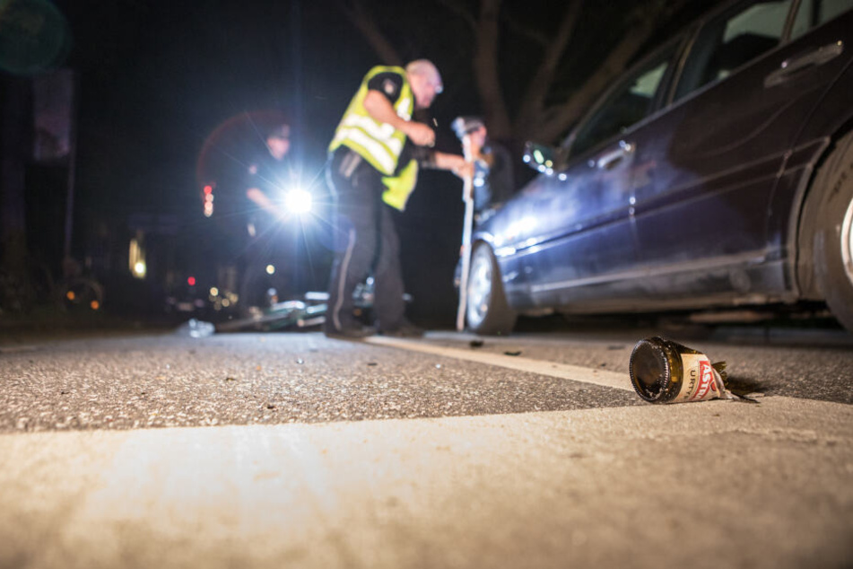 Die zerbrochene Bierflasche liegt zerbrochen am Ort des Unfalls..