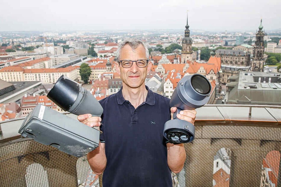 Architekt Thomas Gottschlich (54) mit einem alten Halogen-Strahler (links) und einem modernen LED-Leuchter (rechts).