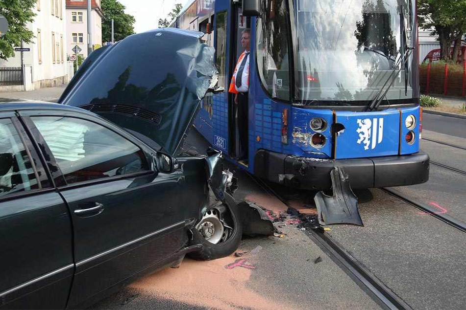An der Haltestelle Kleestraße krachte das Fahrzeug in die Bahn.