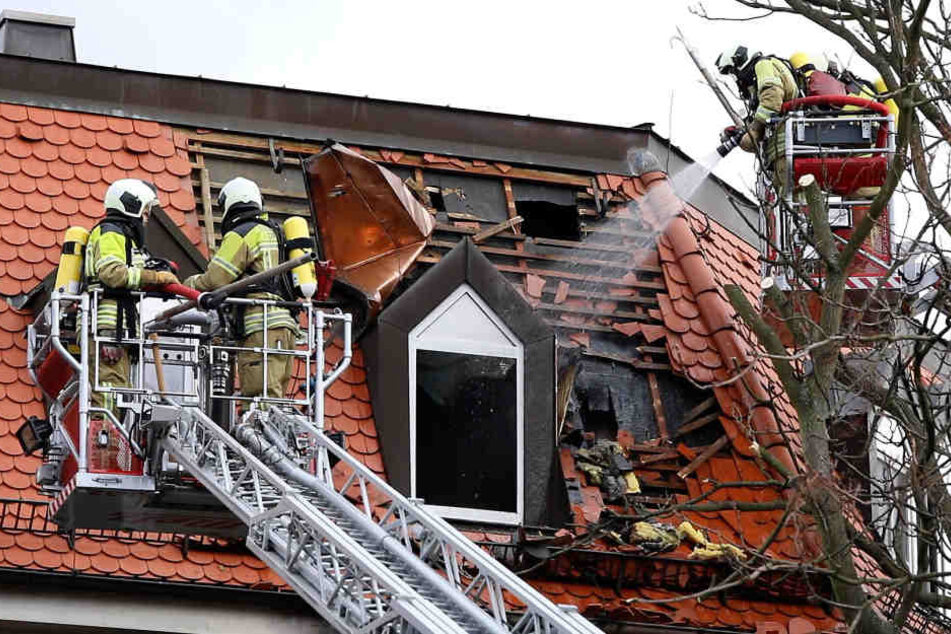 Die Feuerwehr musste das Dach öffnen, um alles zu löschen.