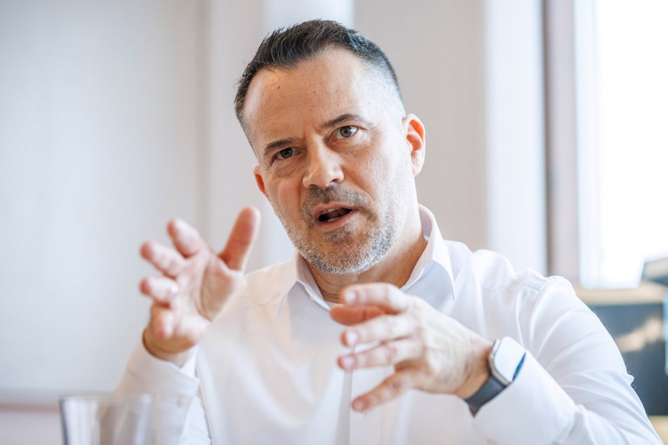 Christian Milster (54) leitet die Außenstelle Dresden der Autobahn GmbH des Bundes. Er sieht in den kommenden Jahren viel Handlungsbedarf, um Autobahn und Bauwerke zu erhalten.