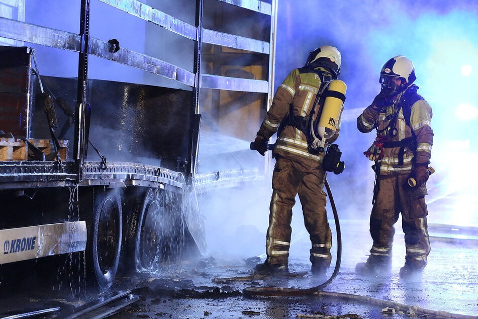 Die Kameraden der Feuerwehr löschten den Brand am Fahrzeug zügig ab.