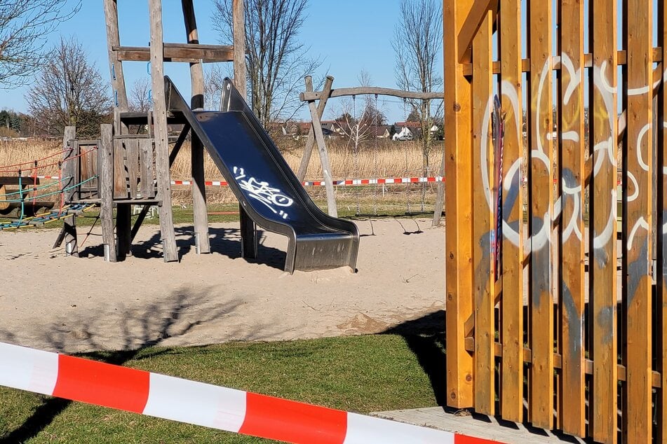 Der Spielplatz hinter dem Wohngebiet "An der Parthenaue" wurde abgesperrt.