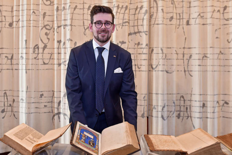 Museumsdirektor Sebastian Walther (31) hat die Bücher auf dem Dachboden des Weißenberger Museums gefunden.