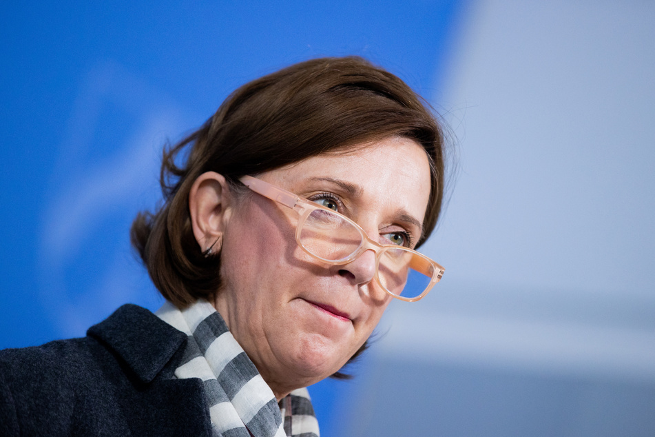 NRW-Schulministerin Yvonne Gebauer (FDP) befürwortet die Entscheidung, Eltern auch die Januar-Gebühren für Betreuungsangebote der Offenen Ganztagsschule (OGS) zu erstatten.