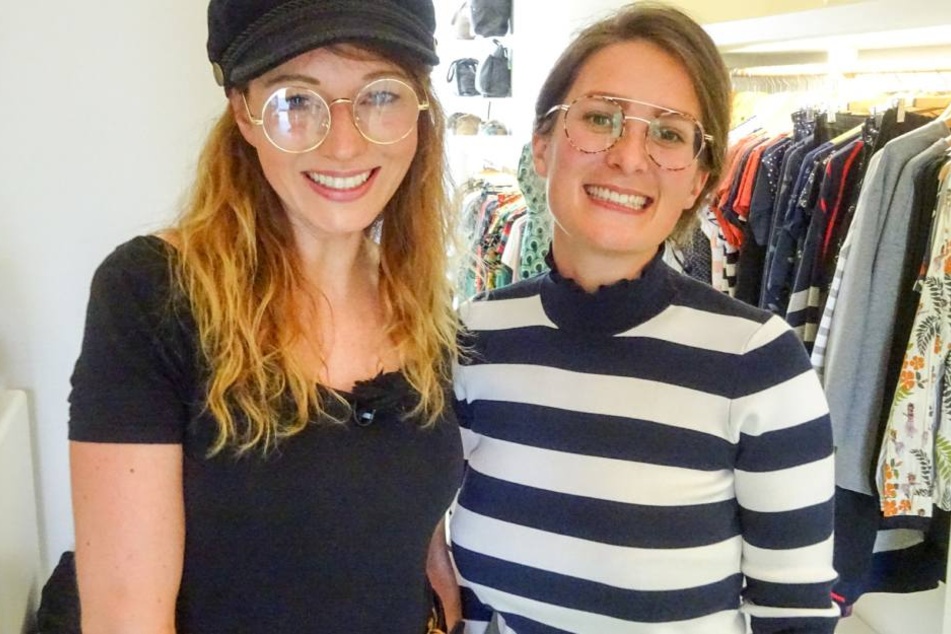 Alexandra (33, r.) mit Shopping-Begleitung Frauke.