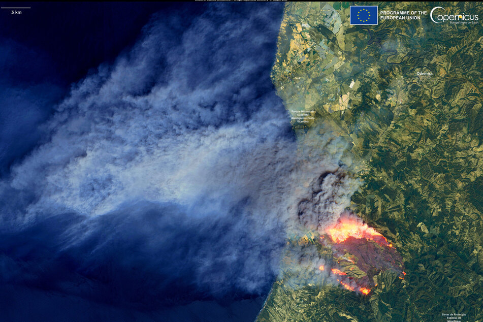 Satellitenbilder der
                    EU-Agentur Copernicus zeigen das Ausma des Feuers
                    bei Odemira.