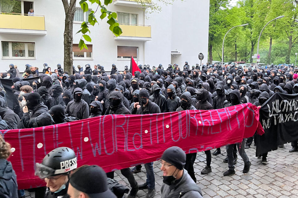 Rund 14.000 Teilnehmer beteiligten sich an der Revolutionären 1. Mai-Demo. Mit dabei: der Schwarze Block.