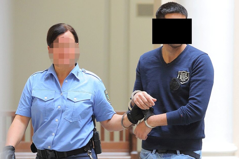 Eine echte Polizistin begleitet den falschen Polizisten zum Gerichtssaal.