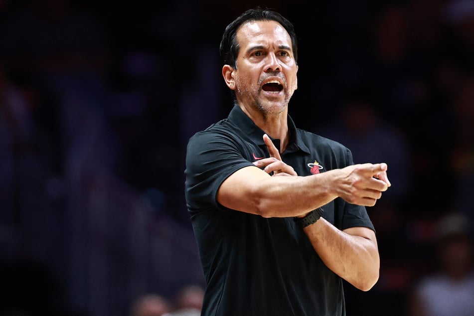 El entrenador de calor Erik Spoelstra (55) es ahora el entrenador principal con más tiempo al mando de un mismo equipo en la NBA.