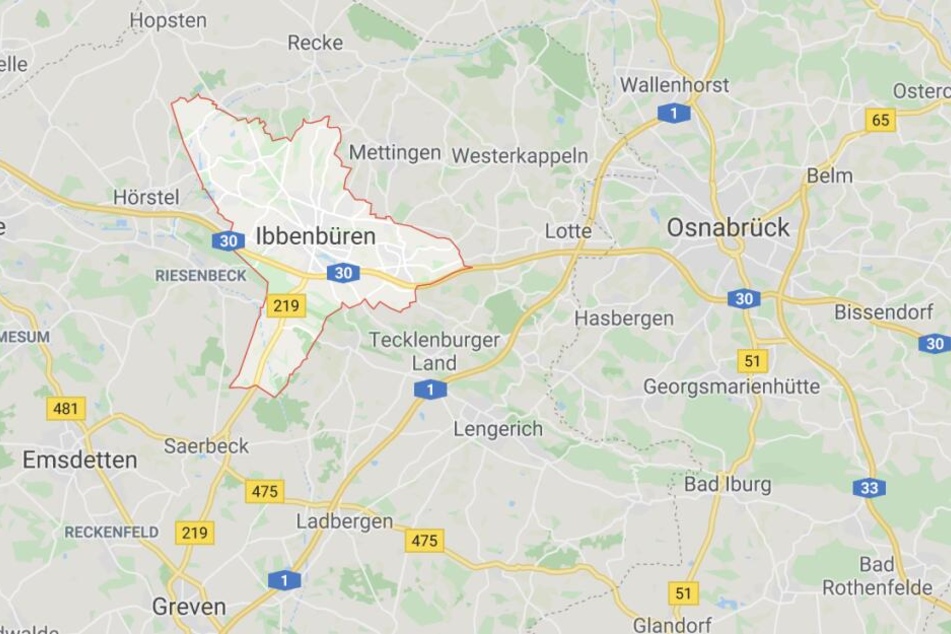 Bei der Kollision eines Güterzuges mit einem Auto ist eine Autofahrerin schwer verletzt worden.