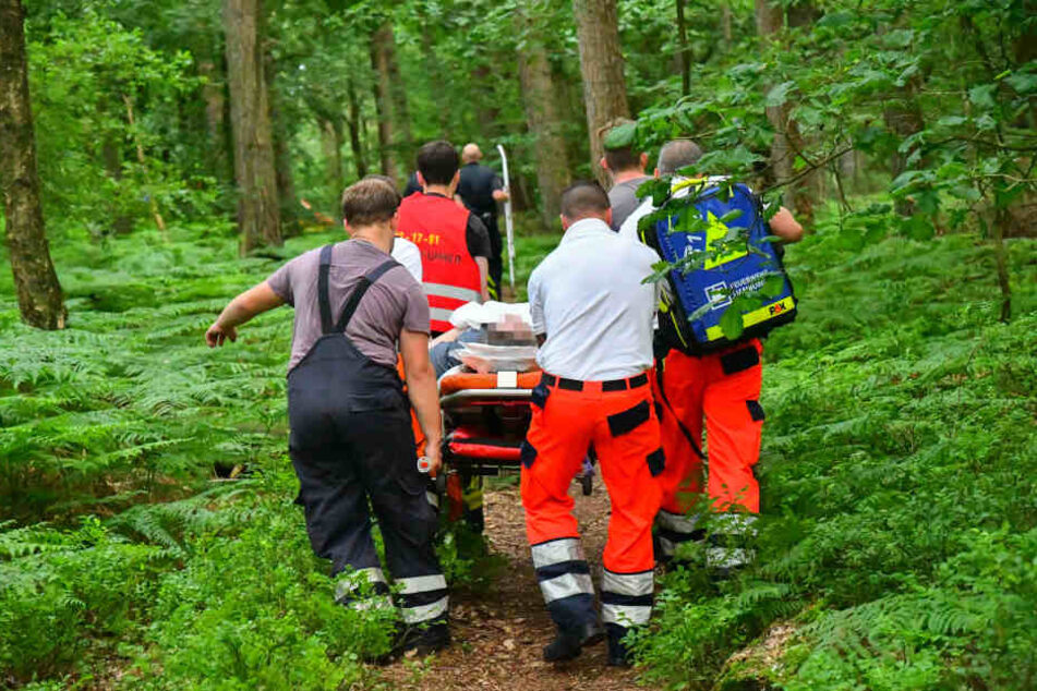 Mitten im Wald: Einsatzkräfte bergen die Verletzte nach knapp zweistündiger Suche.