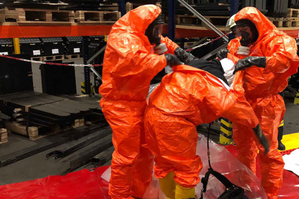 Schutzkleidung ist Pflicht bei einem Gefahrengut-Einsatz.