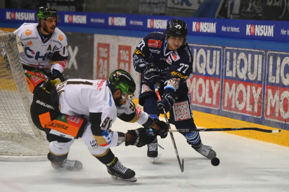Arne Uplegger (r., hier gegen Ravensburg in Aktion) freut sich mit seinen Eislöwen heute auf den Tabellenführer aus Kassel.