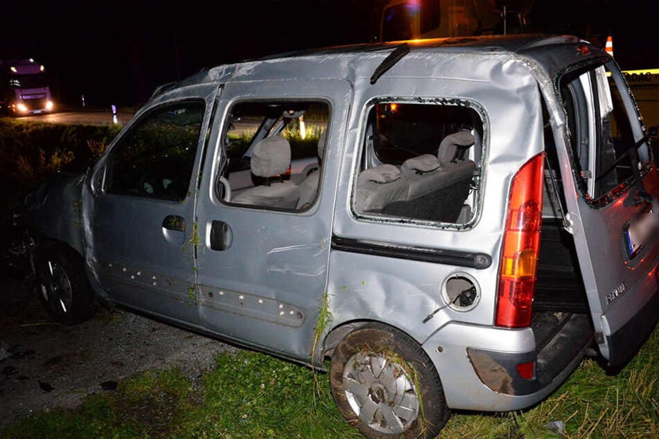 Der Wagen wurde 50 Meter über einen Grünstreifen geschleudert.