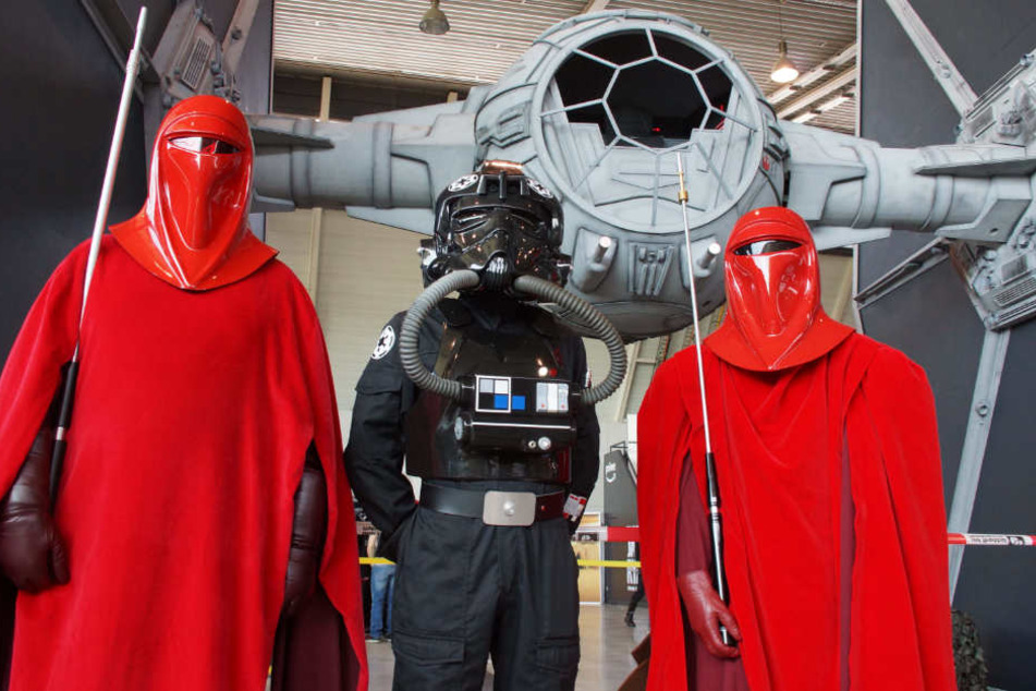 Auch zwei Raumschiffe aus "Star Wars" gab es im Maßstab 1:1 zu bewundern. Im Hintergrund ein TIE Fighter, davor ein Pilot sowie zwei Mitglieder der Imperialen Ehrengarde.