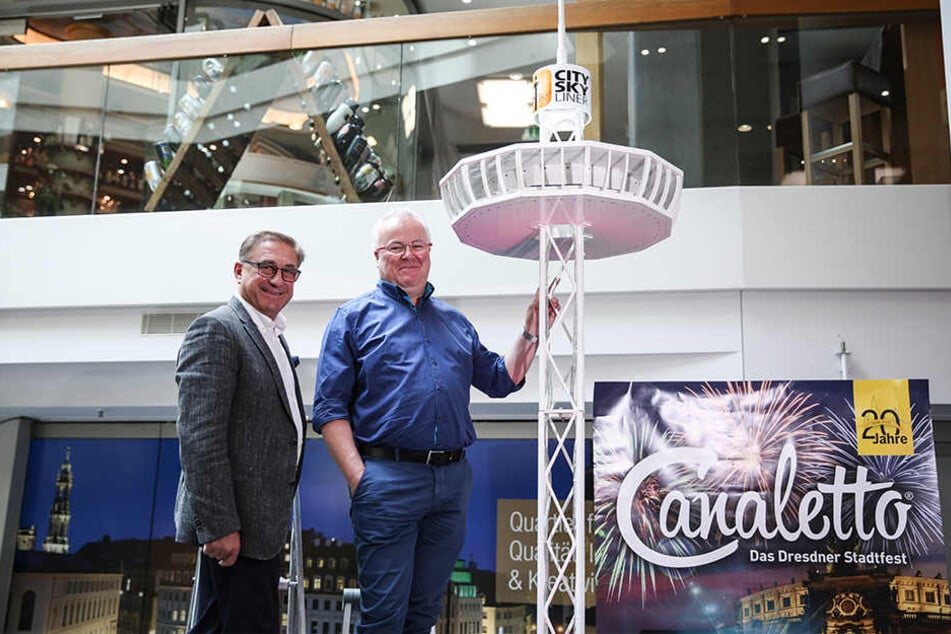 Als Modell vielleicht drei Meter, original aber 72 Meter hoch: Canaletto-Veranstalter Frank Schröder (r.) holt den "City Skyliner" zum Stadtfest nach Dresden.