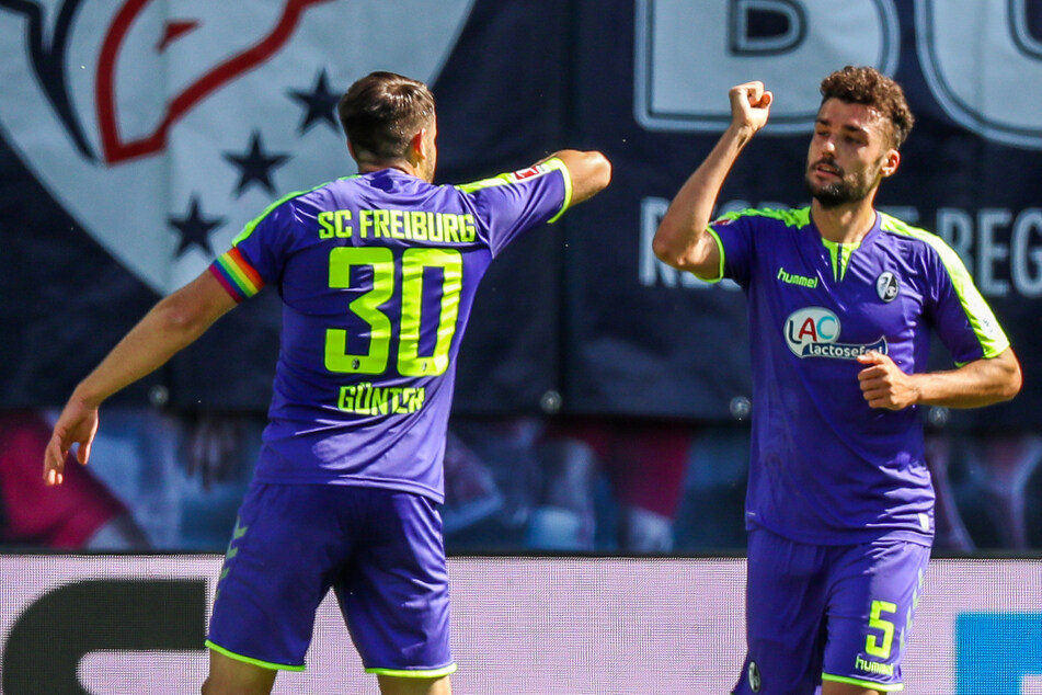 Freiburgs 1:0-Torschütze Manuel Gulde (r.) beim Ellbogen-Jubel mit Christian Günter.