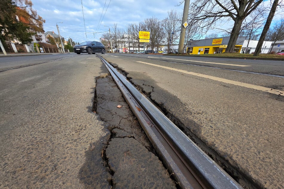 Der Asphalt entlang der Straßenbahnschiene ist aufgebrochen: Die Königsbrücker Landstraße in Klotzsche wartet auf eine Sanierung.
